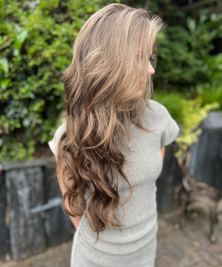 Fraum mit eingarbeiteter Haarverlängerung. Echthaar Extensions.