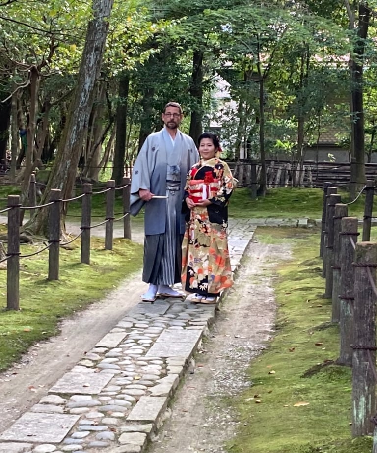 Traditionelle japanische Kimonos in einem historischen Garten – authentische japanische Kultur und h