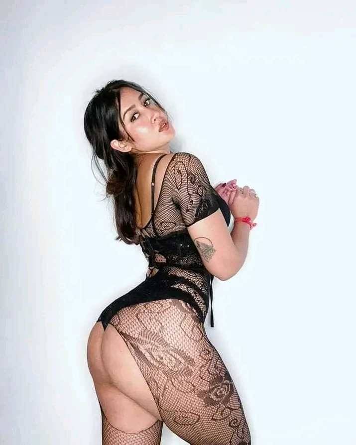 femme de profil en lingerie noir