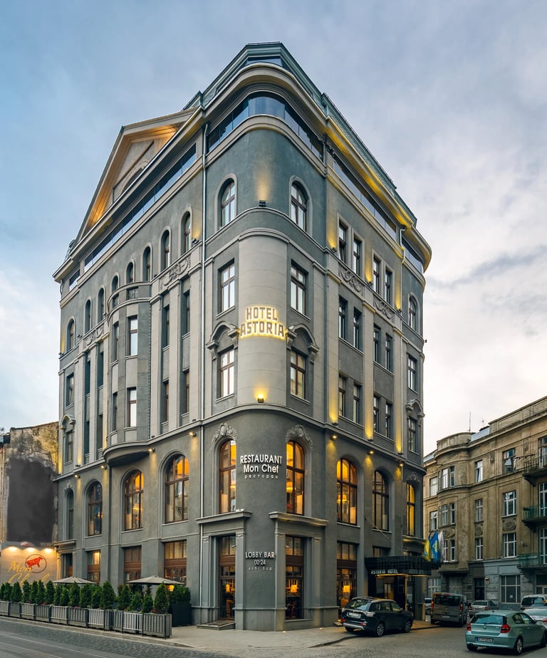 Hotel Astoria – elegancka kamienica miejska o zmierzchu