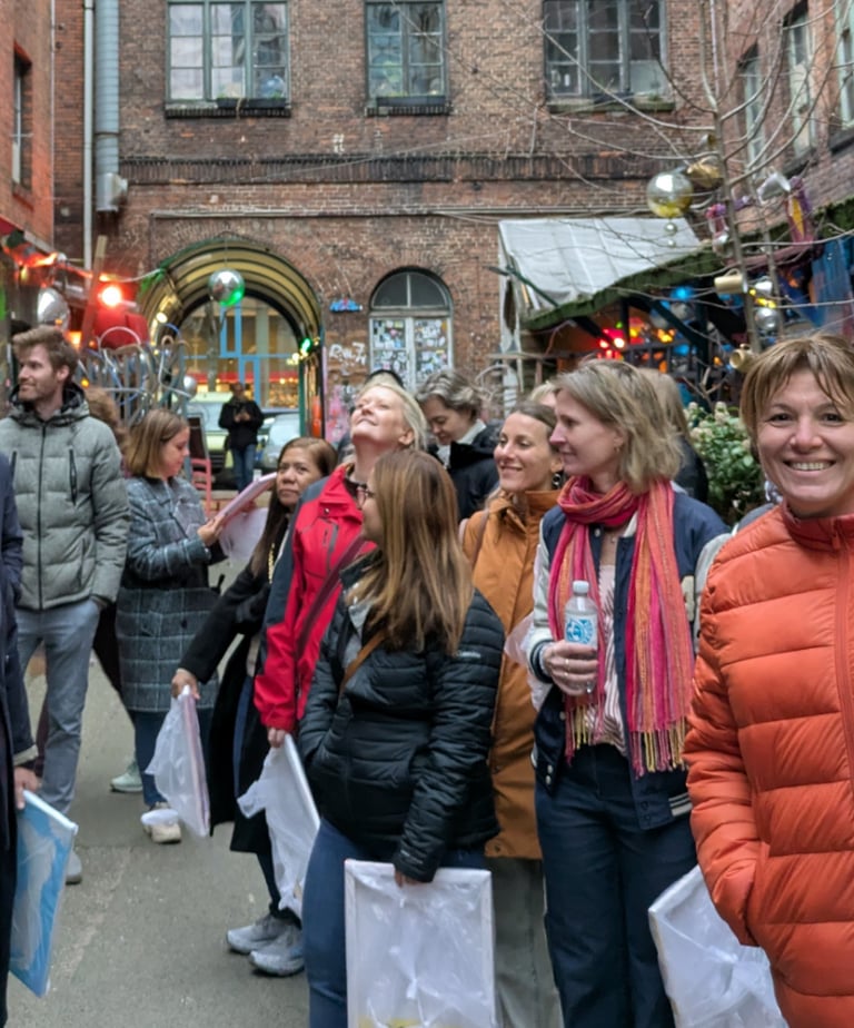 Group tour at Gängeviertel Hamburg street art courtyard / Gruppentour im Gängeviertel Hamburg Street Art Hinterhof mit Guide