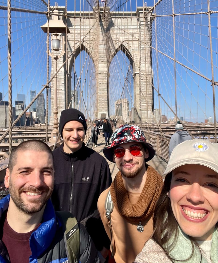 grupo de amigos visitando Nueva York y Canadá