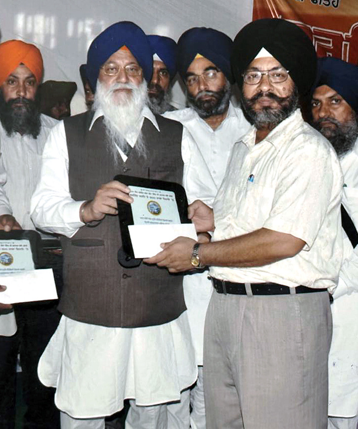 gurvinder-pal-singh-receiving-award