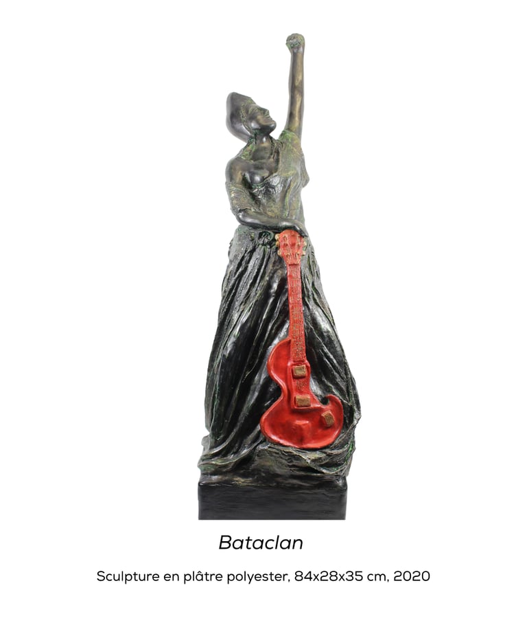 Sculpture de Lode représentant Marianne avec une guitare et le poing levé, intitulée Bataclan