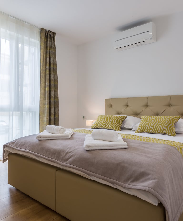 Schlafzimmer mit Doppelbett und Kleiderschrank im Ferienapartment auf der Insel Krk