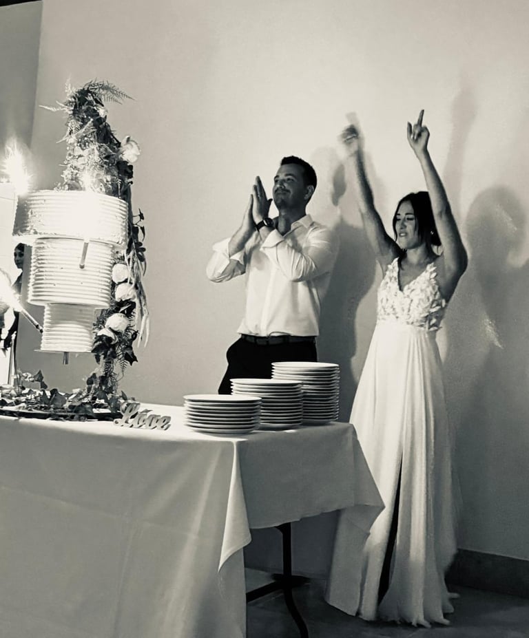 Mariés fêtant leur mariage devant le gâteau de réception à Nîmes, organisation par Clair Agence