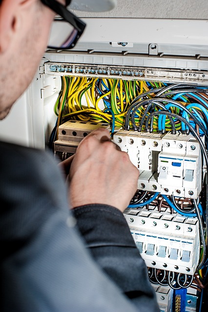Electricien intervenant sur un tableau électrique