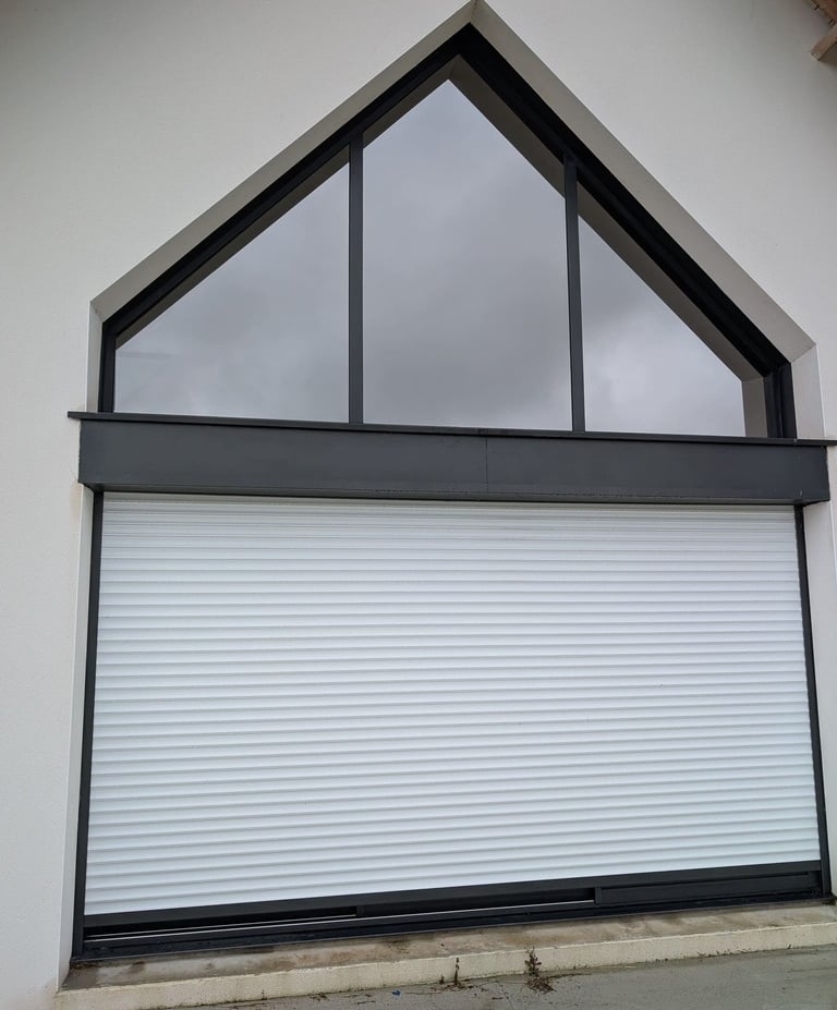 Maison baie vitrés triangle film solaire