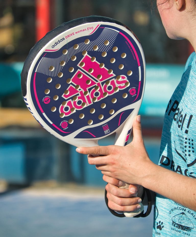 Niña preparada para jugar a pádel