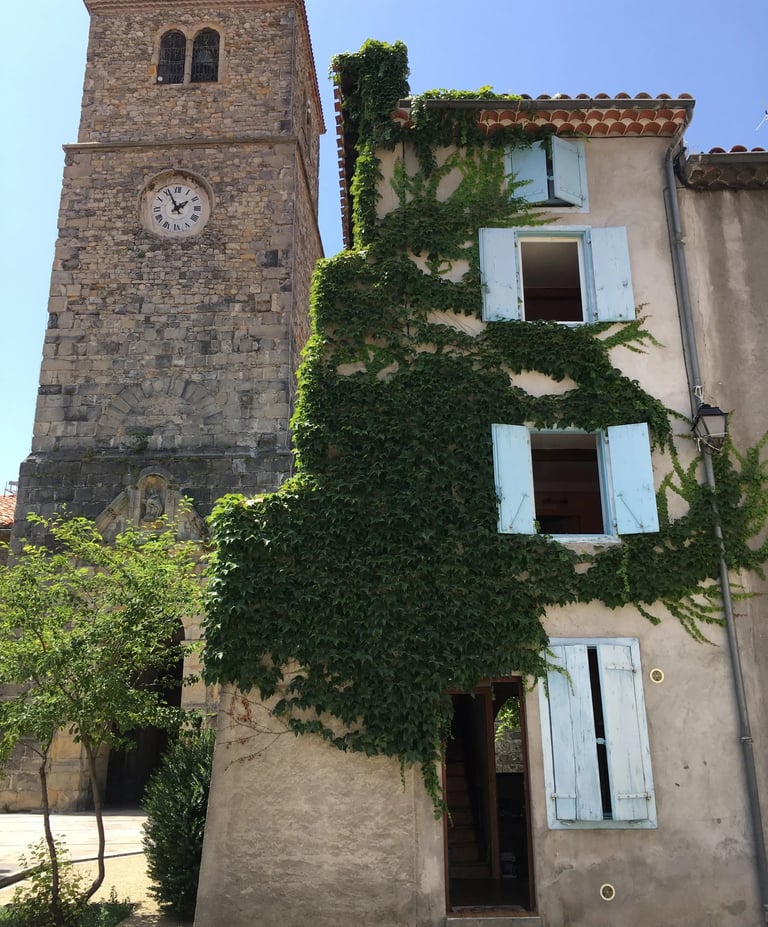 Location de vacances à Quillan avec vue sur l’église et son clocher dans la vallée de l’Aude