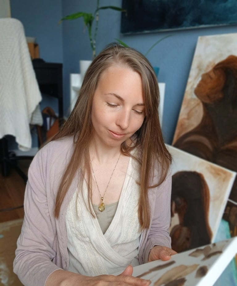 Janina Jaeckel, Künstlerin beim Malen in ihrem Atelier in Bielefeld