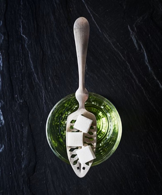 verre d'absinthe avec cuillère et sucre