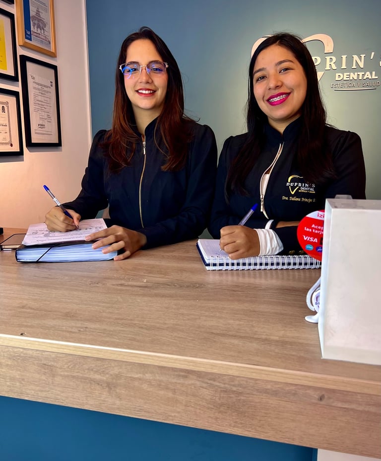 Equipo de recepción de Duprins Dental - Atención personalizada para agendar tu consulta odontológica