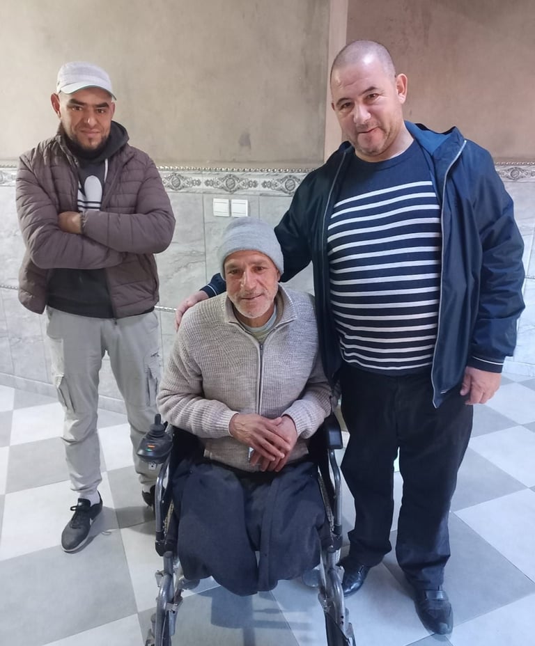 homme en fauteuil roulant assisté par aide humanitaire algérie prise en charge de soins médicaux et matériel