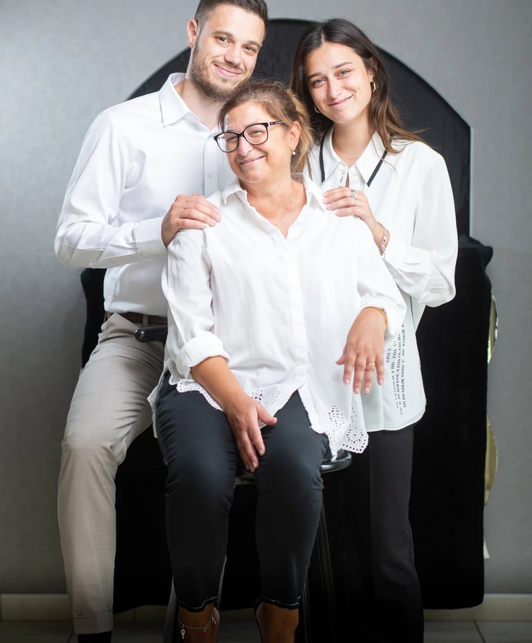 Une photo avec une mère entourée de sa fille et de son fils