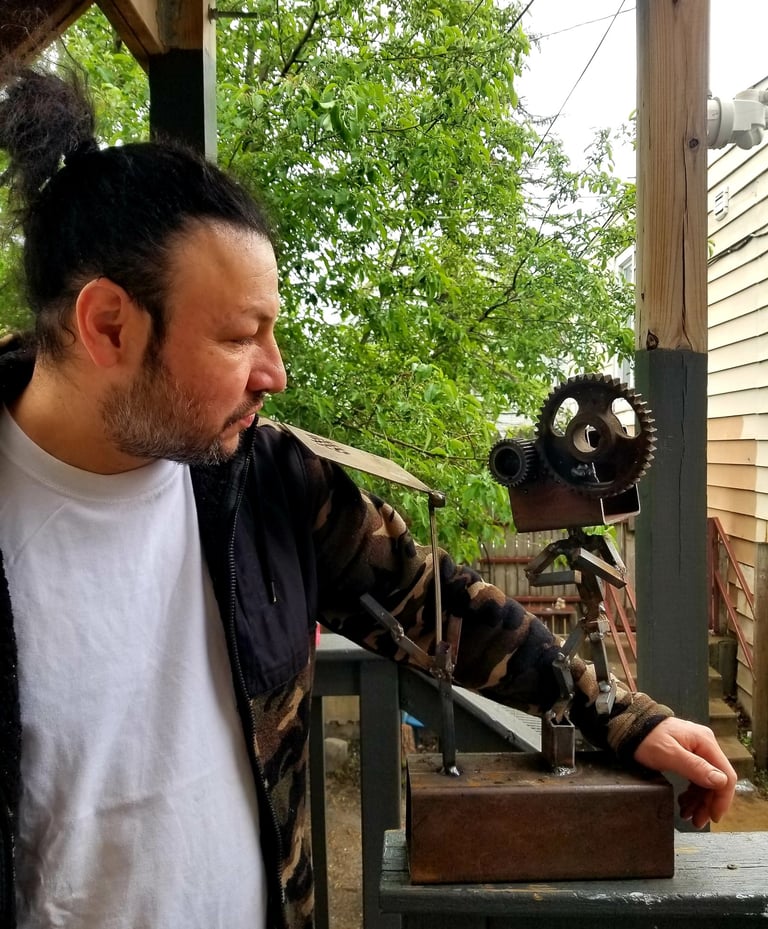 fran escultor con escultura de Boneito de Acero