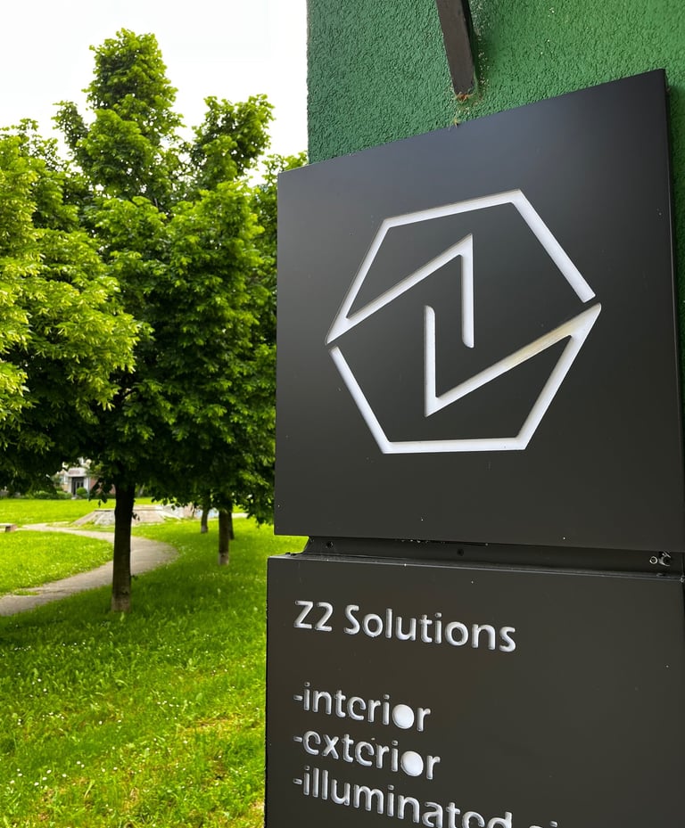 Sjedište firme Z2 Rješenja sa istaknutim znakom i pogledom na obližnja drveća