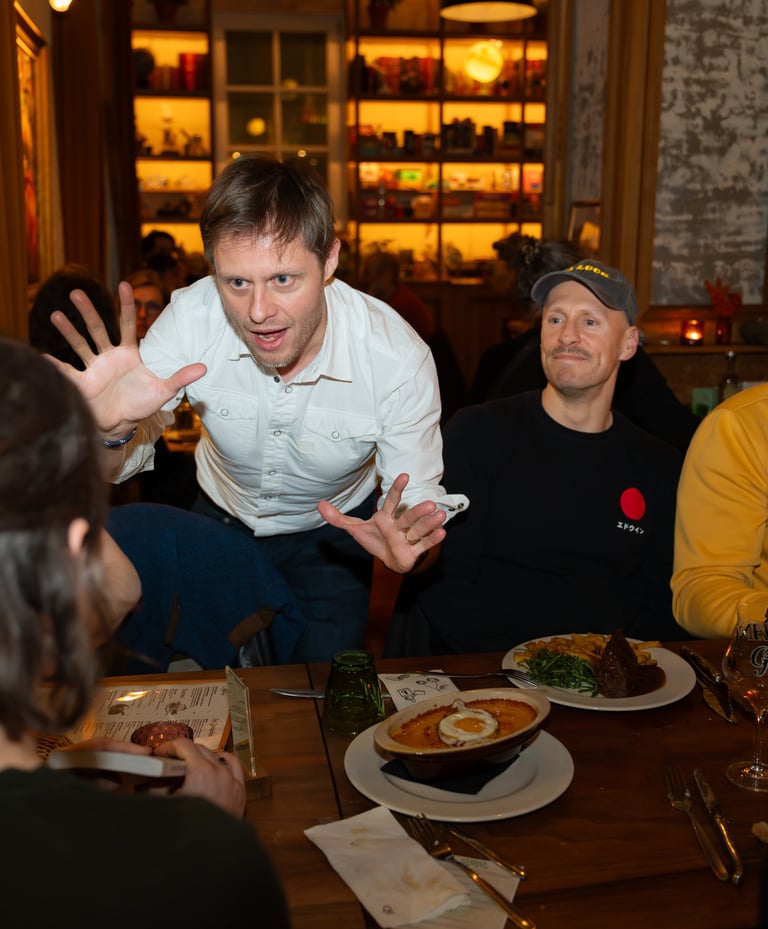 Photographie d’un magicien en pleine prestation lors d’un événement professionnel