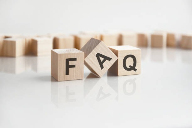 petits cubes en bois qui épellent 'F.A.Q'