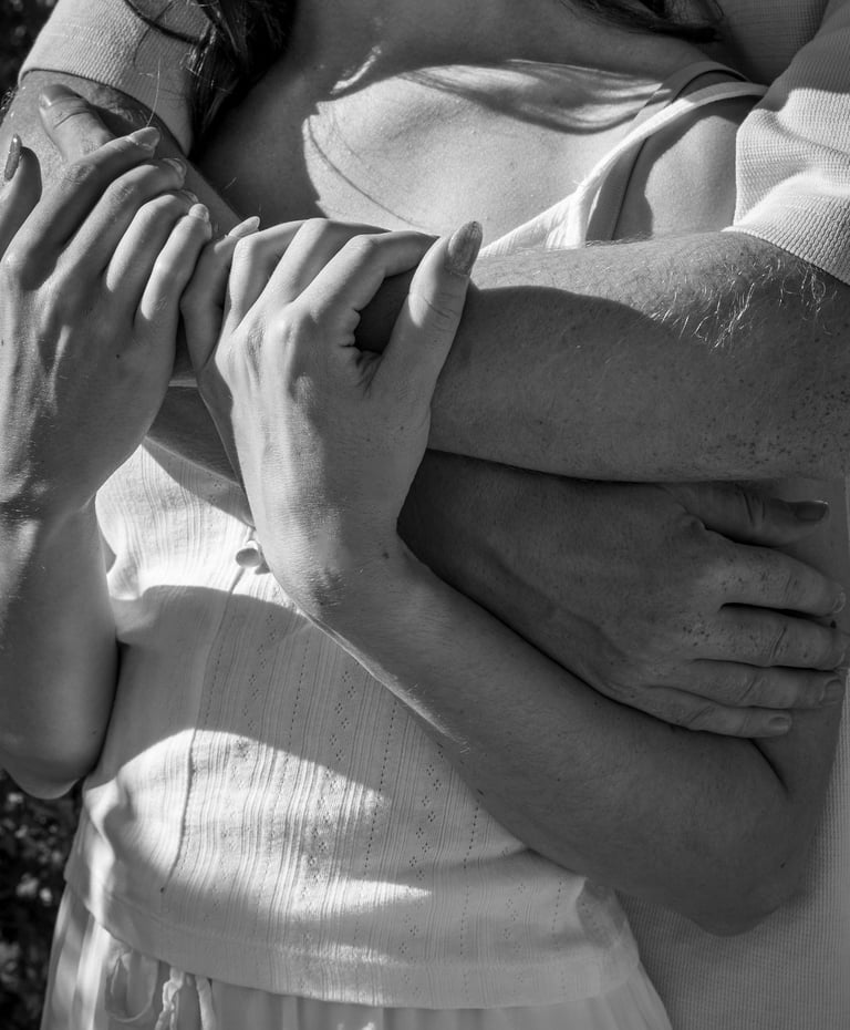 couple qui se tienne les mains 