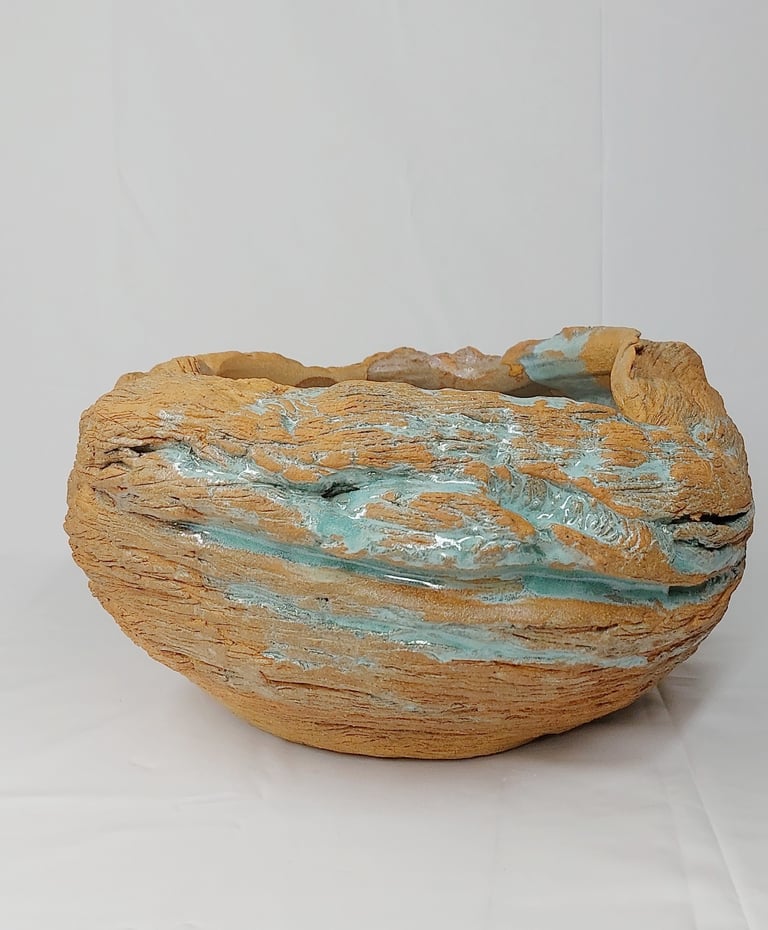 Estelle Del oeuvre artistique d'un pot en grès roux texturé émaillé en vert, inspirée des fa:laises