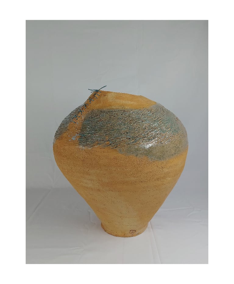 Oeuvre d'Estelle Del qui représente une amphore en grès roux déforméé et reprisée