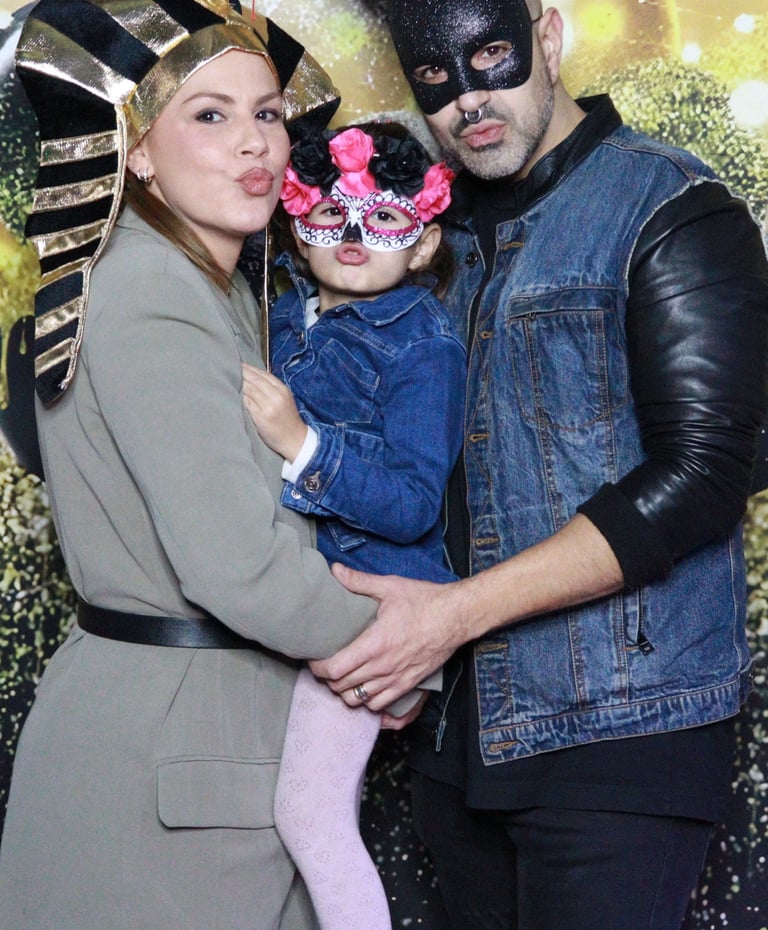 Fotomatón para cumpleaños en Barcelona con familias disfrutando y fotos ilimitadas