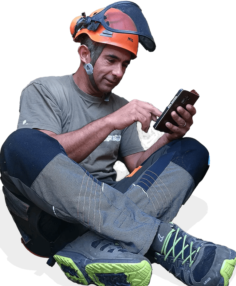 élagueur assis avec smartphone à la main