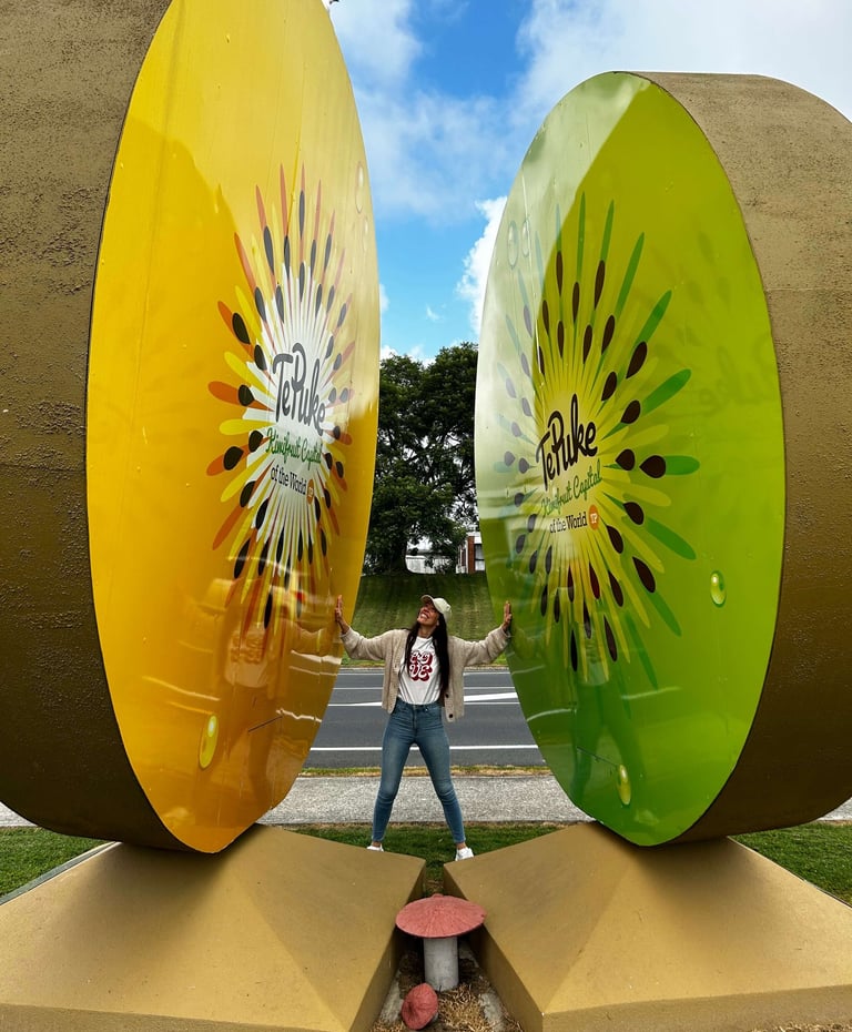 Mar en la estatua del kiwi gigante de Te Puke