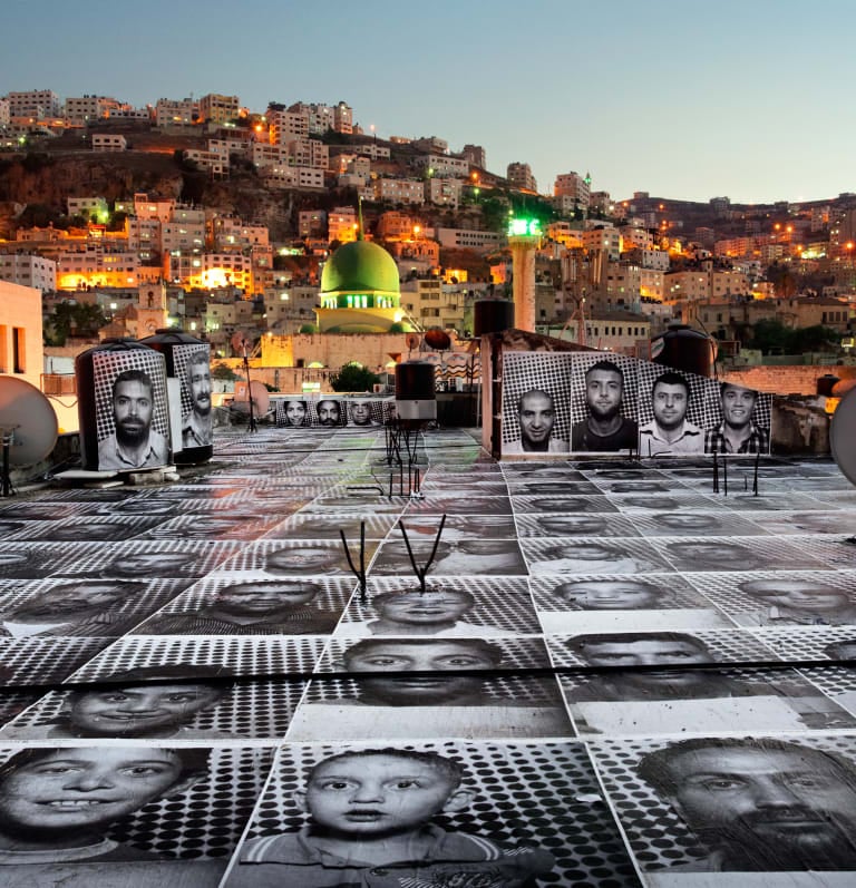 "Inside Out" de JR demonstra o poder da fotografia em grande escala para conectar pessoas