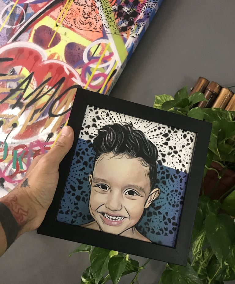 Rosto de criança em estilo pop-art com cores vibrantes