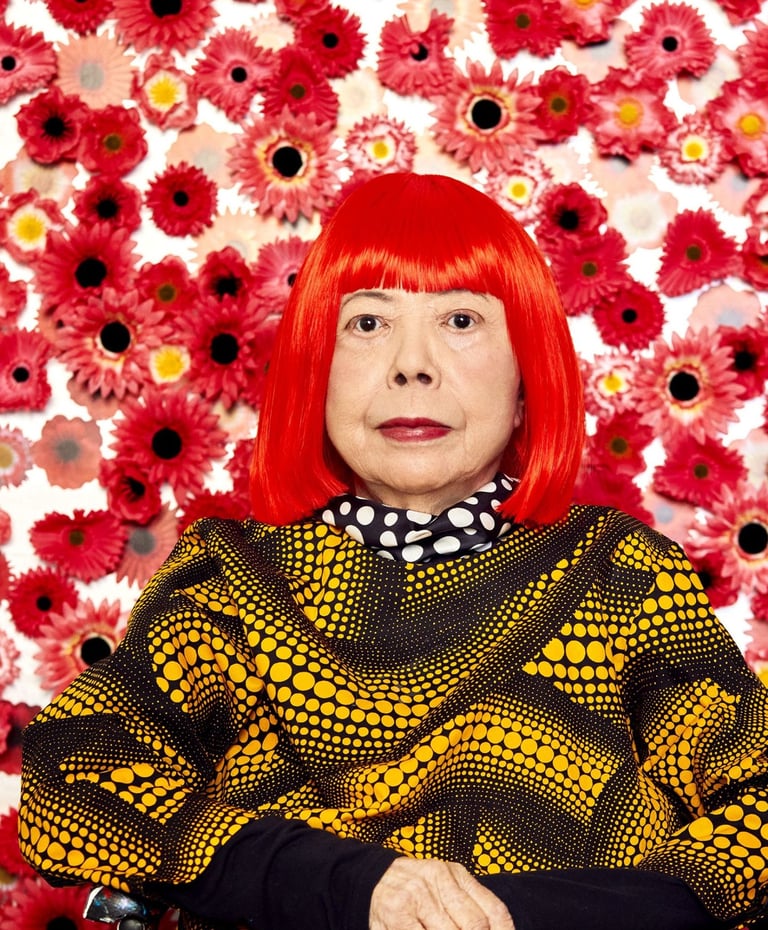 A artista japonesa Yayoi Kusama, conhecida por suas instalações de arte e esculturas cobertas de pon
