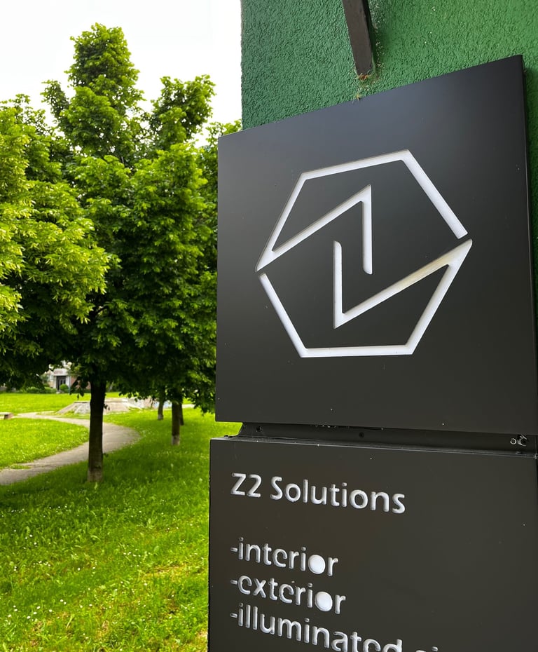 Sjedište firme Z2 Rješenja sa istaknutim znakom i pogledom na obližnja drveća