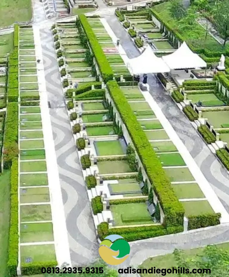 Lahan makam San Diego Hills dengan desain taman asri, tertata rapi, dan jalur setapak