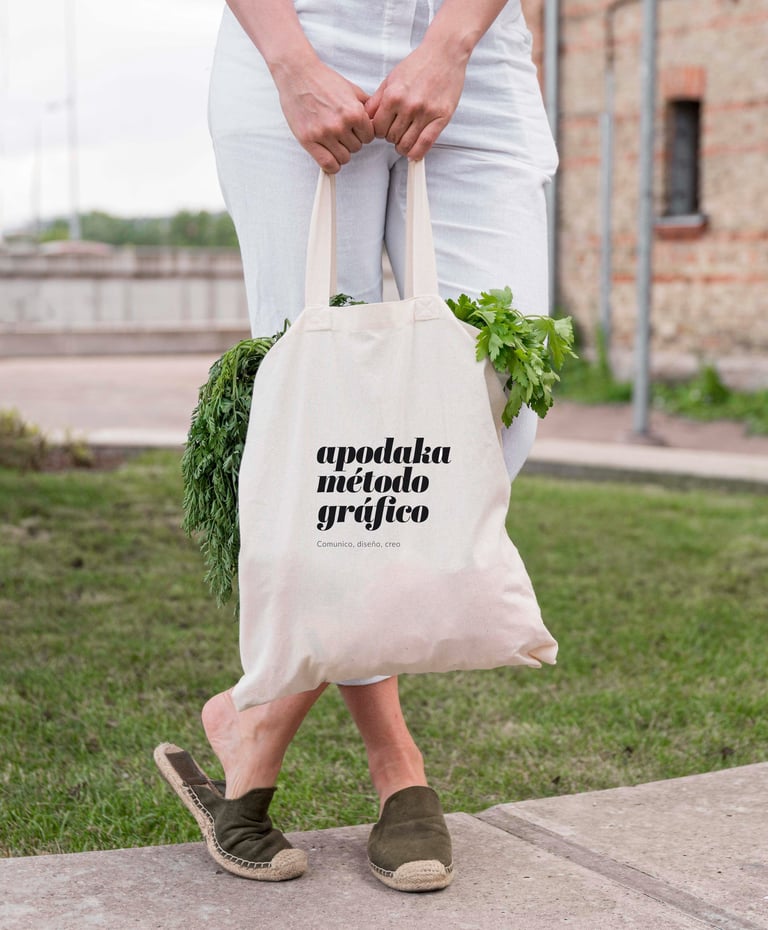 Bolsa de tela con diseño de logotipo Apodaka, identidad visual en Las Palmas