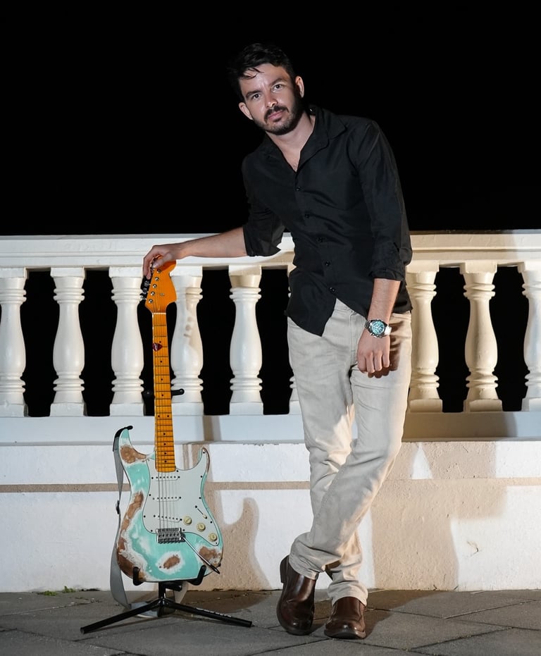 Retrato profesional de DJ y músico en Guanacaste especializado en hoteles,  restaurantes y clubs.