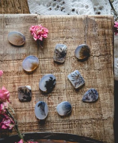 taşlar ve işikiler