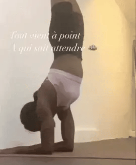 gif femme dos au mur