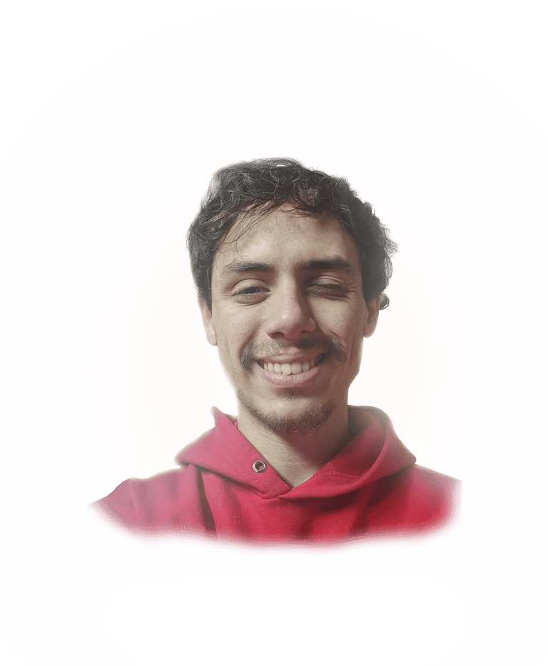 Chico mirando de frente a la camara con buzo rojo