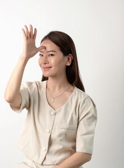a woman in a white shirt and a white shirt