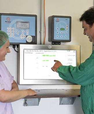 Mitarbeiter am FreiMäster-DigiStall Terminal