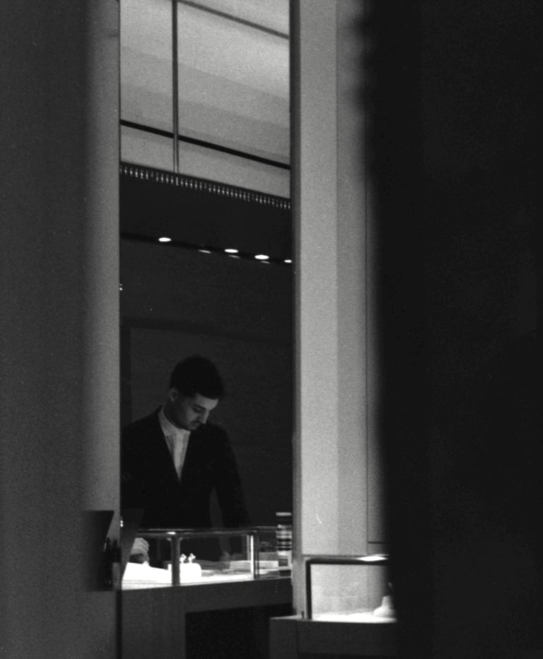 un homme en costume dans une boutique de bijoux