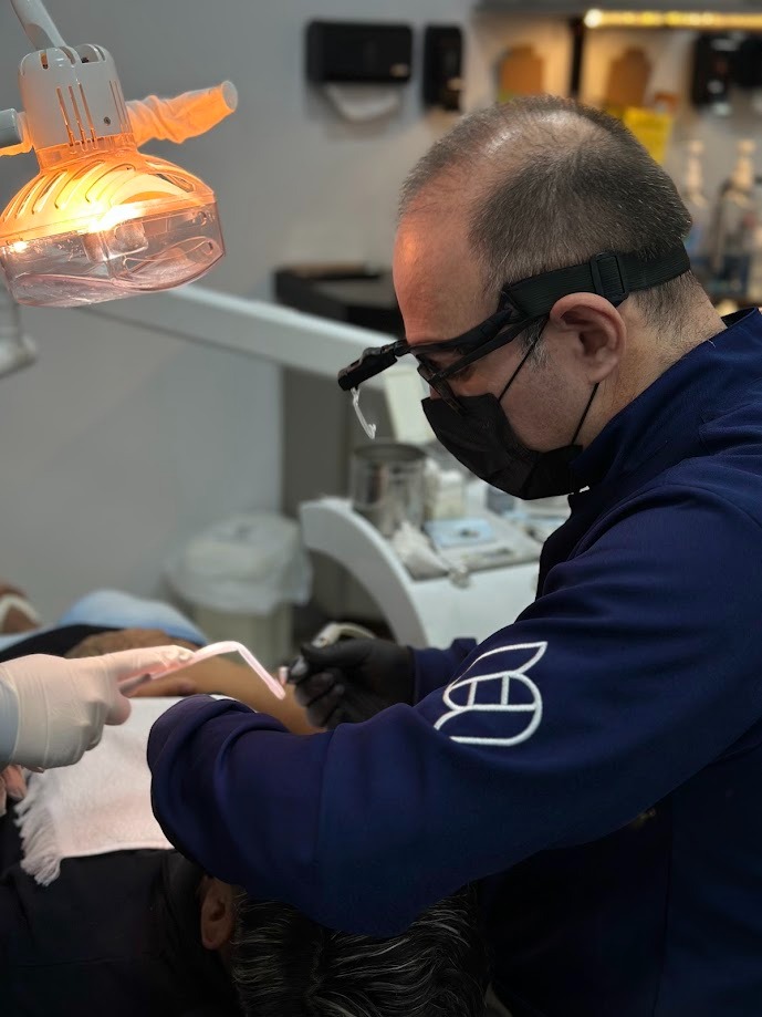 DOUTOR REALIZANDO PROCEDIMENTO DE CANAL