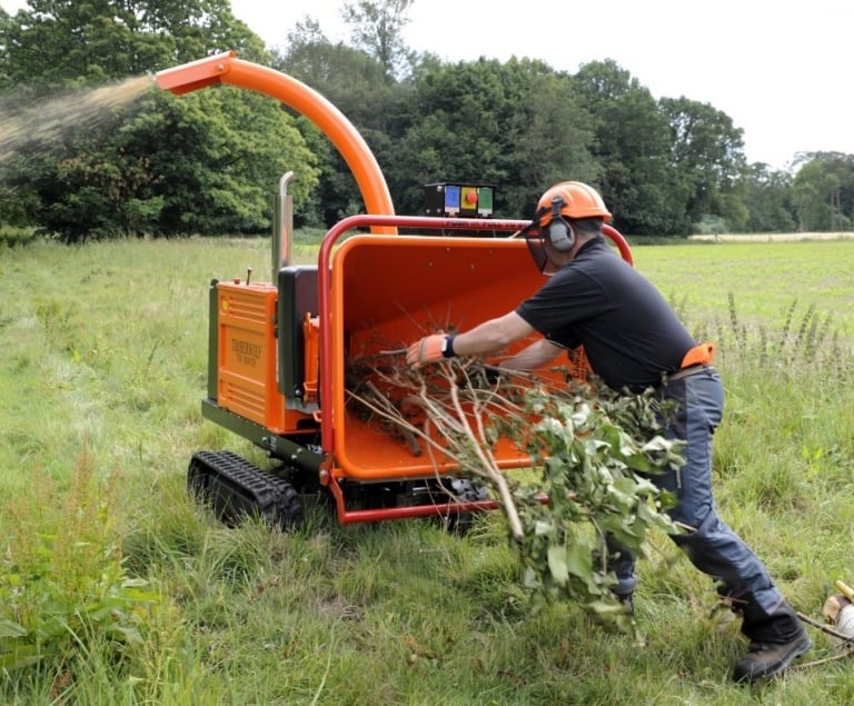 alt="Broyage de branches et déchets verts en Haute-Savoie annecy