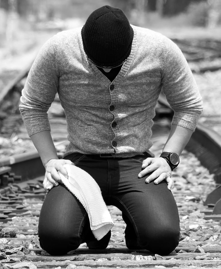 Homem ajoelhado, simbolizando compromisso com Deus e dedicação ao Instituto e à Comunidade Humana.