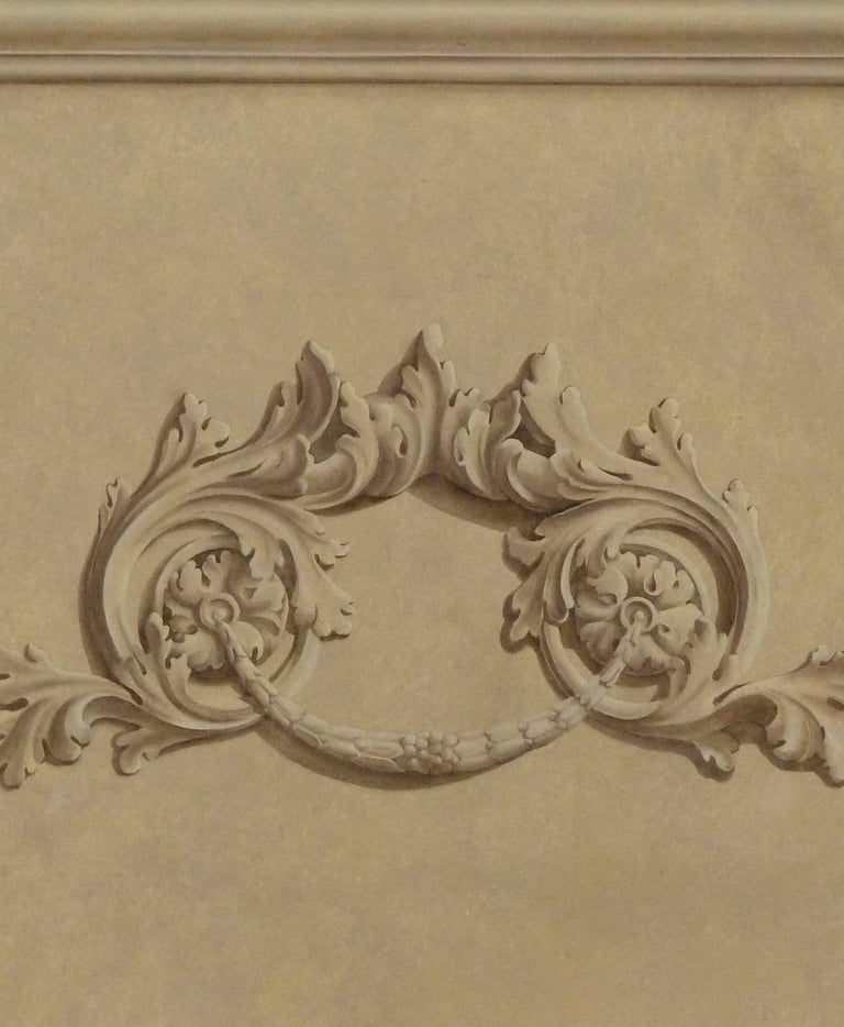Ornementation, moulures et fausse pierre peintes dans cette grisaille en trompe-l'oeil