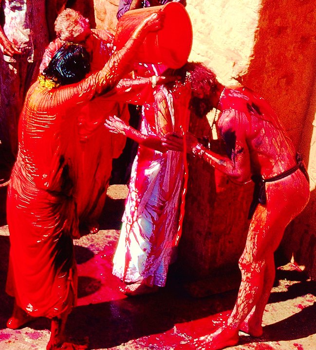 Babaji gioca con i colori alla festa di Holi