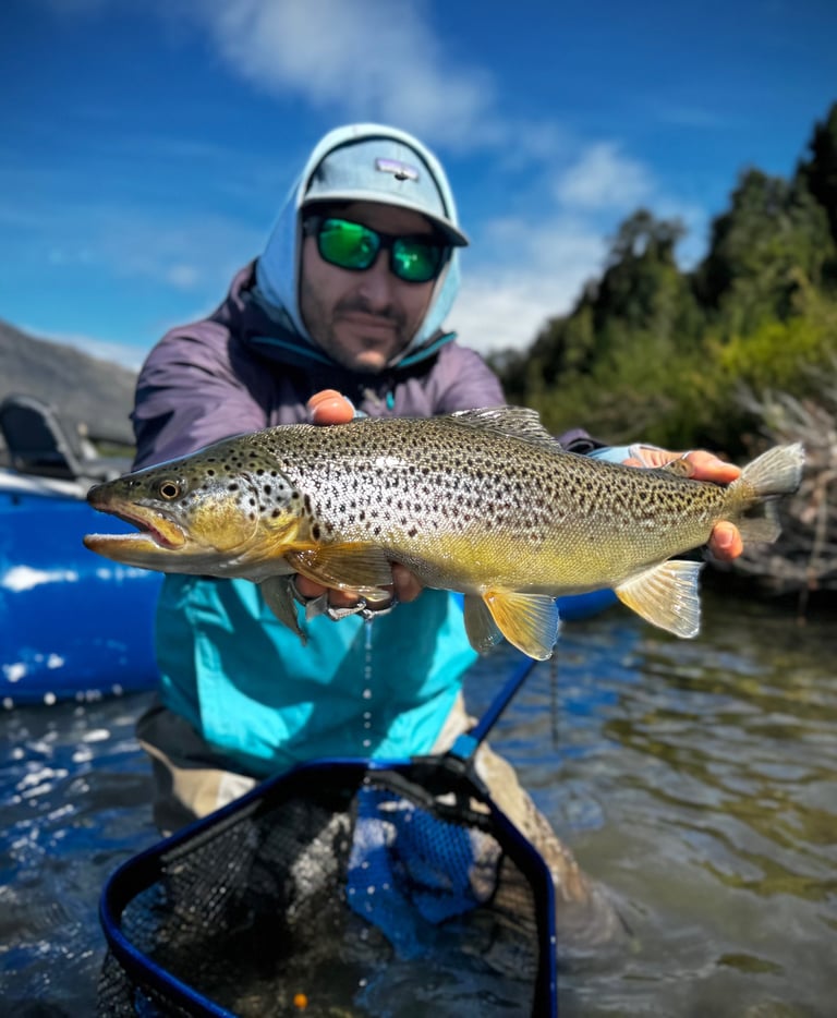 tobias con una marron del rio azul