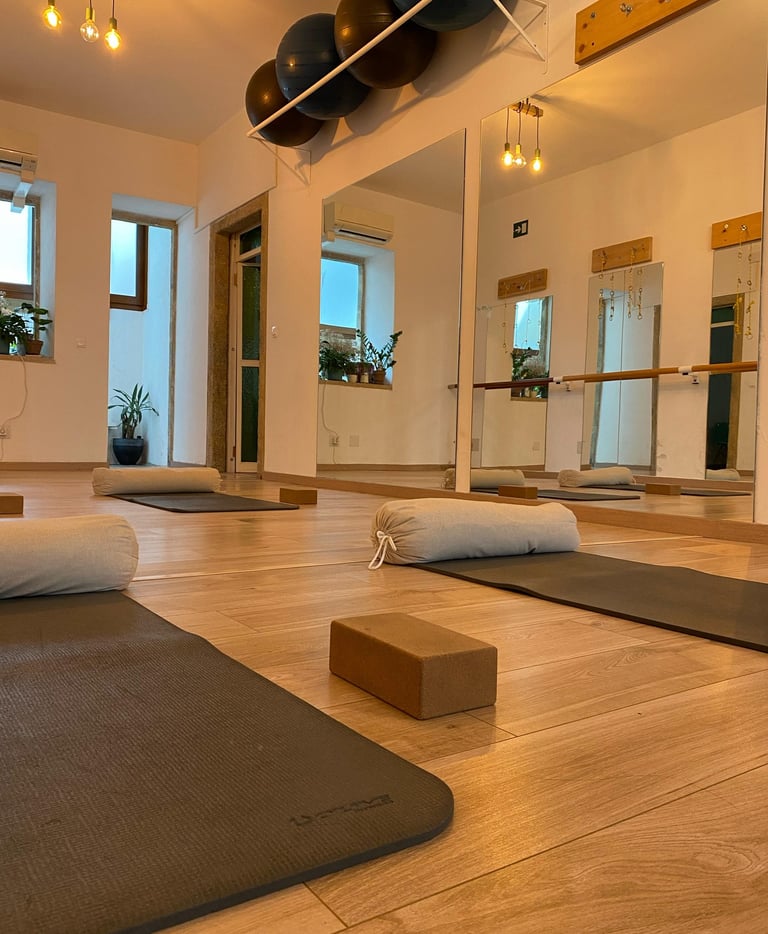 Aguaclara Yoga, estudio de Yoga en el corazón de Ferrol, de la profesora Cynthia Qwistgaard