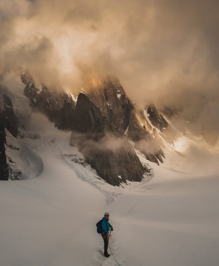 Notre guide dans la Vallée Blanche devant des rochers qui semblent s'enflammer